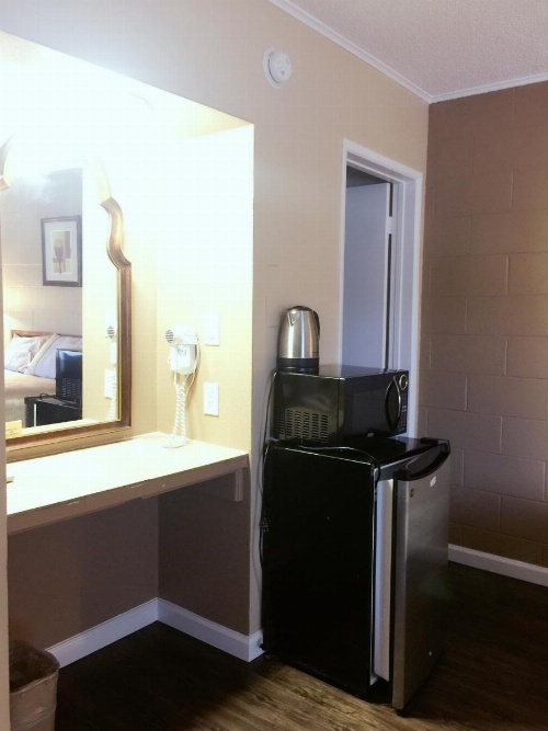 Royal Inn and Suites image 21